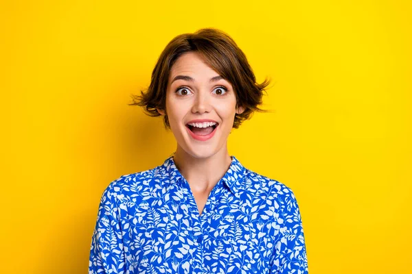 写真の面白い印象の若い女性の服のプリントシャツ笑顔口を開けて孤立した黄色の背景 — ストック写真