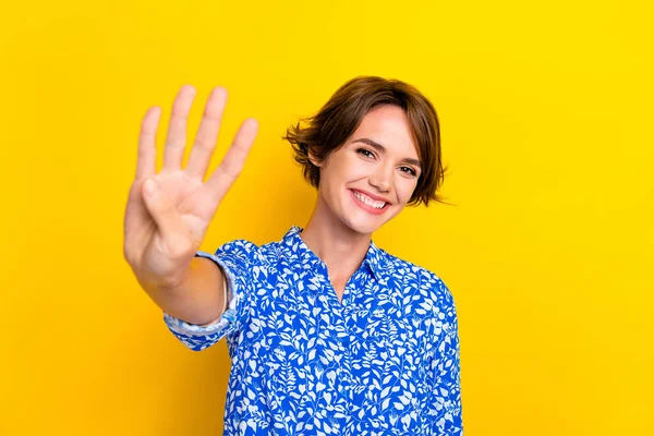 漂亮少女的照片肖像 显示四个手指数数字 穿着时髦的印花衣服 背景是黄色的 — 图库照片