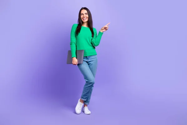 マネージャーの女性のフルサイズの写真広告新しいネットブックノートパソコン直接指空のスペース孤立紫色の背景 — ストック写真