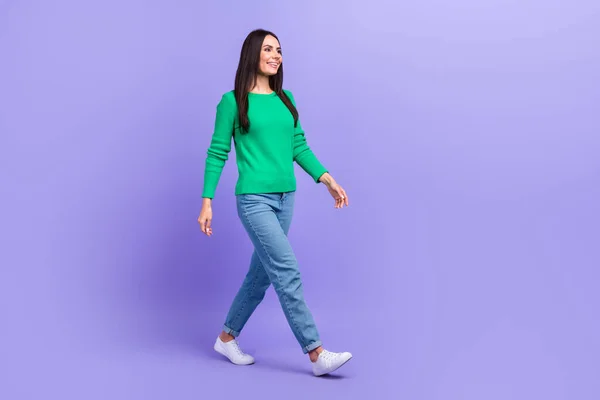 ファッションモデルの女性のフル長さプロフィール写真歩く広告服ショッピングモールセンター孤立紫色の背景 — ストック写真