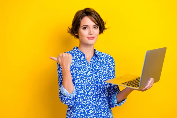 Foto Retrato Atraente Jovem Mulher Ponto Vazio Espaço Trabalho Laptop — Fotografia de Stock