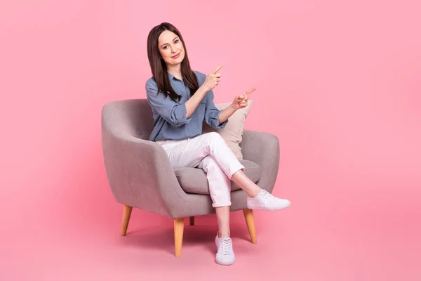 座っているオフィスマネージャー快適アームチェアのフルボディ写真指空のスペース心理学者広告ピンク色の背景に隔離された — ストック写真