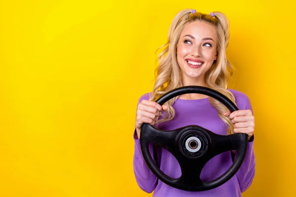 Foto Mujer Positiva Ensueño Usar Camisa Violeta Conducir Coche Buscando —  Fotos de Stock