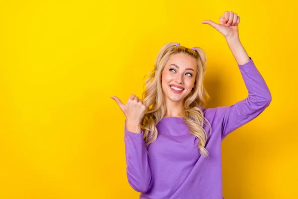 Photo Dreamy Funny Lady Dressed Purple Shirt Looking Showing Two — Stock Photo, Image