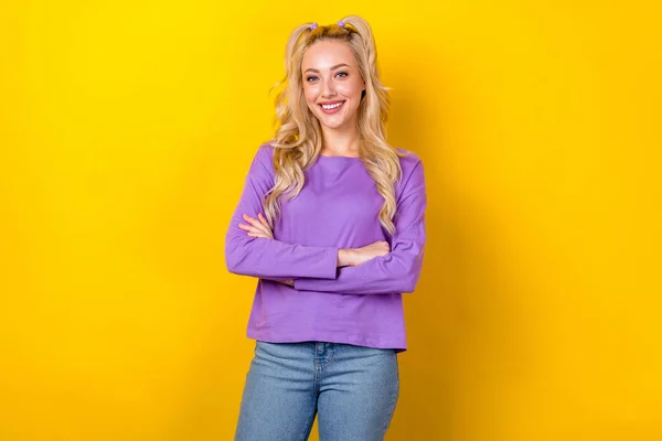 かなり自信のある女性の服を着た紫色のシャツ笑顔腕を交差孤立した黄色の背景 — ストック写真