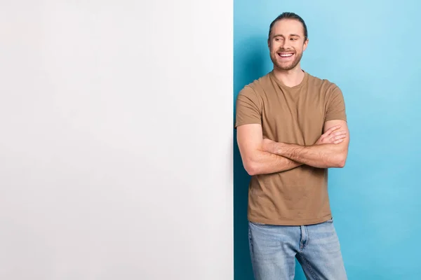 Photo Cheerful Dreamy Man Wear Beige Shirt Arms Folded White — Stock Photo, Image