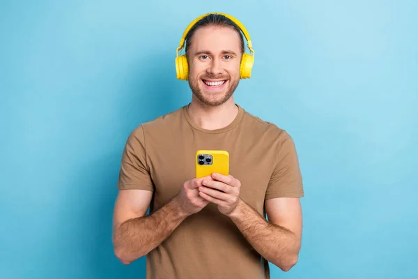 Photo Positive Cheerful Guy Dressed Beige Shirt Headphones Listening Music — Stock Photo, Image