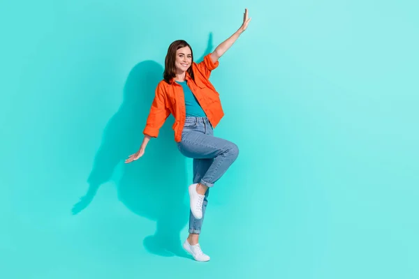 Volledige Lengte Foto Van Schattige Opgewonden Meisje Gekleed Oranje Shirt — Stockfoto