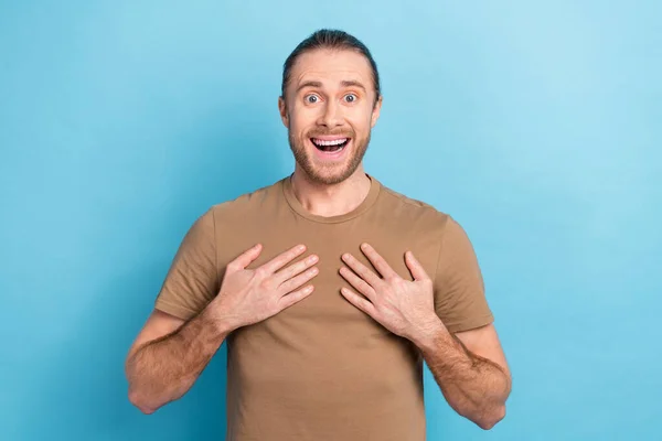 Photo Positive Impressionné Homme Queue Coiffure Beige Shirt Bras Sur — Photo