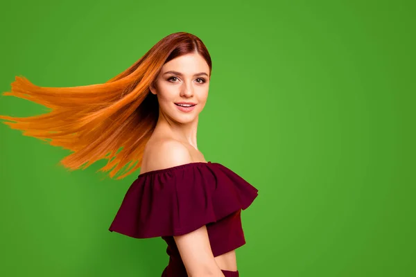 赤ストレート髪魅力的なかわいい素敵な陽気な若い女の子 半分になって 風吹いて髪 明るく鮮やかな黄色の背景に分離 — ストック写真