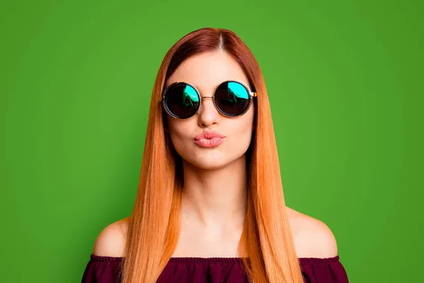 Arckép Piros Egyenes Hajú Vonzó Aranyos Szép Fiatal Lány Napszemüvegek — Stock Fotó