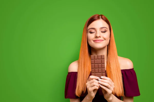 Mulher Bonita Cabelos Vermelhos Com Prazer Sonhosidade Segura Chocolate Suas — Fotografia de Stock