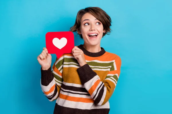 Foto Sonho Animado Senhora Desgaste Listrado Suéter Segurando Coração Feedback — Fotografia de Stock