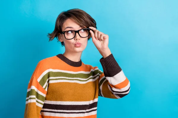 Portret Pozytywnej Inteligentnej Dziewczyny Bob Włosy Nosić Paski Pullover Palec — Zdjęcie stockowe