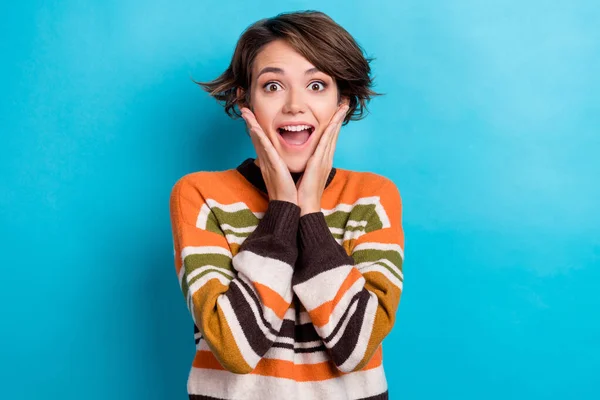 Retrato Mujer Encantadora Optimista Emocionada Con Peinado Corto Usar Palmas — Foto de Stock