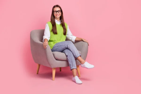 フルサイズ写真の優しいプロの心理学の専門家女性のウエストコートジーンズ上に座るアームチェアピンク色の背景に孤立 — ストック写真