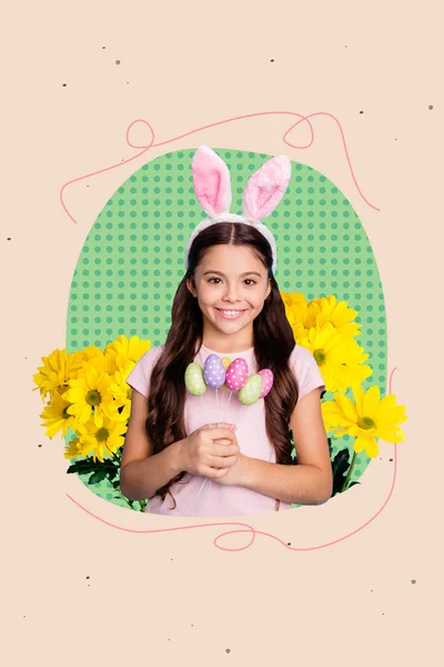小さなかわいい笑顔の女の子の写真イラストはピンクのウサギのヘッドバンドホールドコレクションを身に着けています図面手作りの卵イースターピンクの背景に隔離 — ストック写真