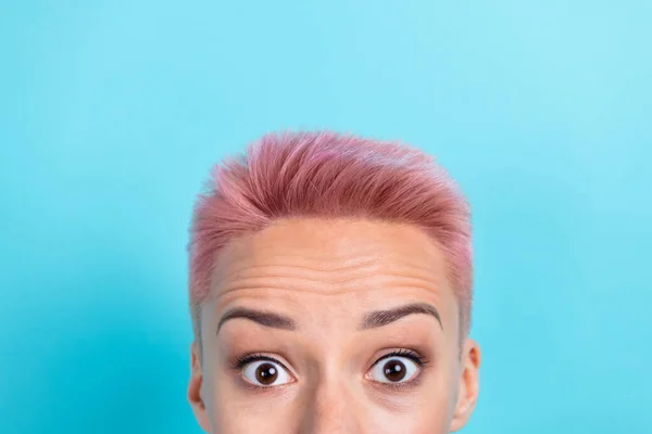 Обрізана Фотографія Молодої Здивованої Смішної Дівчини Шокована Пофарбованою Рожевою Зачіскою — стокове фото