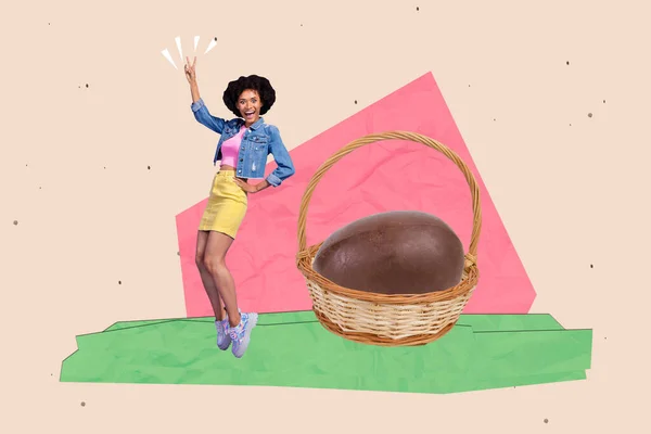 在粉色背景下隔离的小女孩跳舞桶巧克力蛋春节假期的最小创意组合合影 — 图库照片