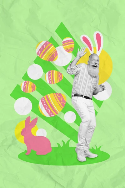 クリエイティブアートコラージュデザイン写真挨拶春のイースター過ごす時間自然公園の年金受給者男は緑の背景に孤立した卵を楽しむ — ストック写真