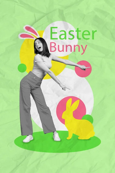 学院设计的艺术图片 年轻喜形于色的疯狂滑稽女孩跳舞画的东方兔子耳朵冷隔离在绿色背景下 — 图库照片