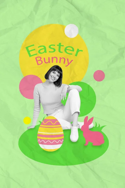 从绿色创作背景中分离出快乐的黑白彩绘女孩的垂直拼贴肖像 东方兔子大蛋 — 图库照片