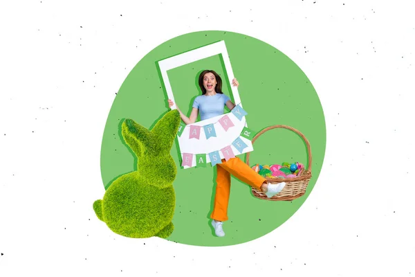 興奮ファンキーガールホールド紙アルバムセットカードイースターバスケット手芸ふわふわウサギのおもちゃの創造的なコラージュ肖像画 — ストック写真