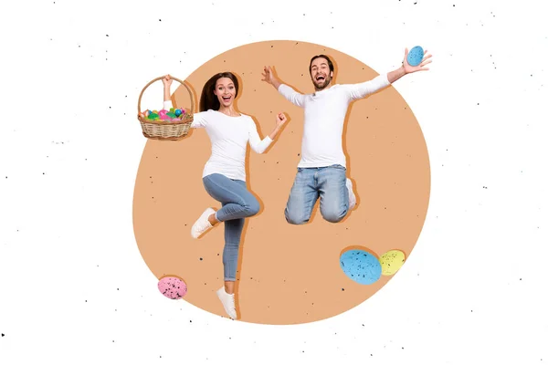 Коллаж Портрет Двух Взволнованных Радости Людей Прыгающих Держать Окрашенные Яйца — стоковое фото