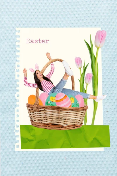 富有创意的明信片年轻粗心的女孩躺在巨大的篮子里过节 复活节彩蛋郁金香花束被蓝色背景隔开 — 图库照片