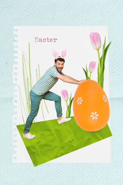 コラージュイメージ最低限のデザイングリーティングカードの若い面白い男ピンクのヘッドバンド耳Pusing大きな黄色のイースター装飾された卵は青の背景に隔離 — ストック写真