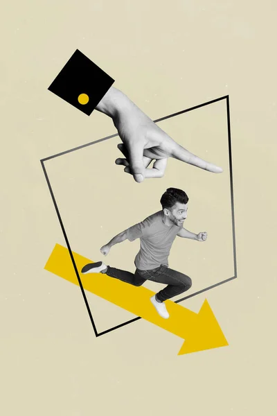 大きな腕の指ポイントの垂直コラージュ画像は 方向矢印ミニ黒白の色を示す実行している男は創造的な背景に孤立 — ストック写真