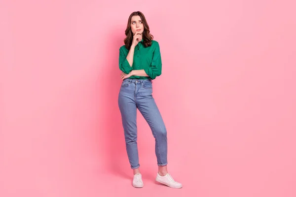 Foto Tamaño Completo Ponderador Pensativo Niña Vestida Jeans Camisa Verde — Foto de Stock