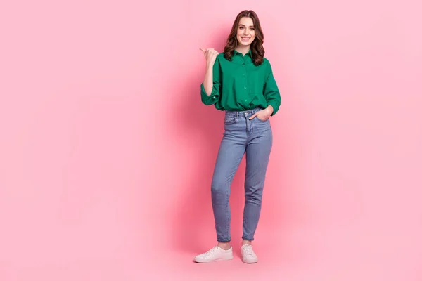 フル長いです写真の面白いです可愛いです女性の服を着た緑ブラウス指して親指Empyスペース隔離されたピンク色背景 — ストック写真