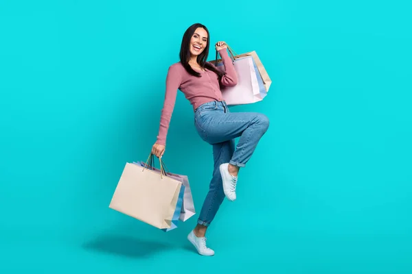 Full Size Porträt Der Überglücklichen Positiven Mädchenhände Heben Halten Einkaufszentrum — Stockfoto