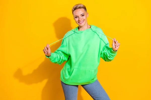 Photo Young Positive Relaxed Woman Wear Green Hoodie Stylish Outfit — Stock Photo, Image