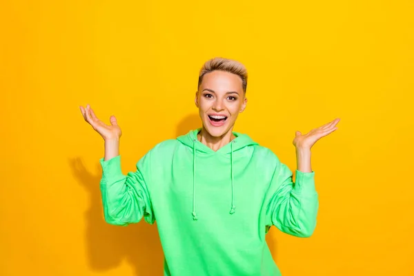 Photo Young Excited Funky Girl Short Blonde Hairstyle Shrug Shoulders — Stock Photo, Image
