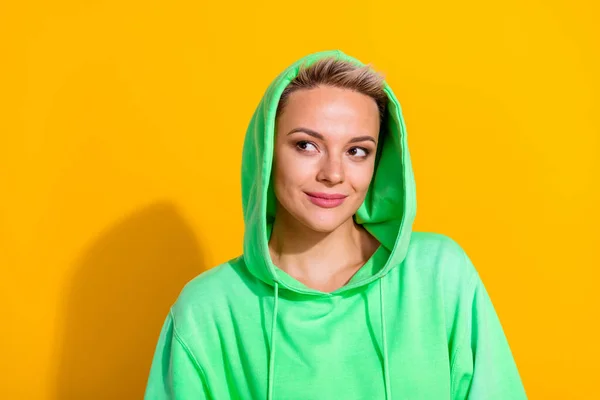 Retrato Jovem Engraçado Encantador Senhora Usar Elegante Camisola Verde Brilhante — Fotografia de Stock