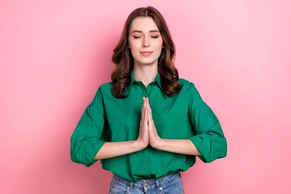 Zdjęcie Słodkiej Uroczej Kobiety Nosić Zielone Ramiona Koszuli Razem Ćwiczenia — Zdjęcie stockowe
