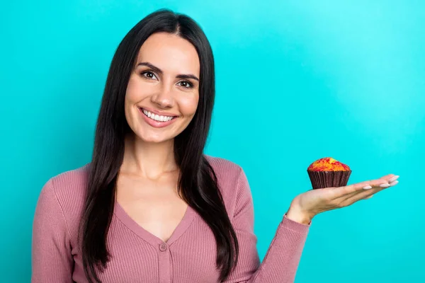 Retrato Positivo Bonito Braço Menina Palma Segurar Mostrando Muffin Sobremesa — Fotografia de Stock