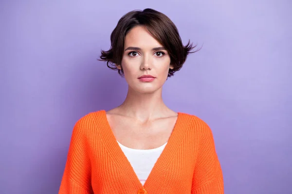 漂亮可爱的年轻女子穿着橙色羊毛衫 紫色背景的照片 — 图库照片