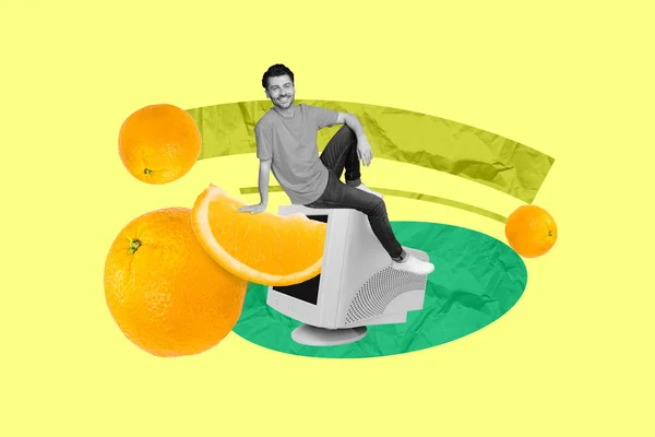 ヴィンテージモニターに座っている陽気な男の創造的な写真のコラージュスケッチ図面の背景に隔離されたディスプレイ内オレンジを押す — ストック写真
