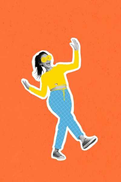若い屈託のない女性が描いたレンズの垂直面のプラカードのコラージュは オレンジの背景に隔離された夏の服の服のダンスを描画眼鏡 — ストック写真