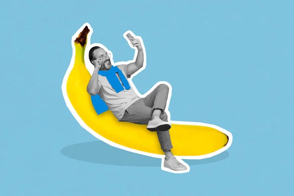 旅游老年男子的海报横幅杂志拼贴坐在装饰性椅子香蕉形式上制作自费智能设备广告 — 图库照片