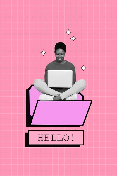 クリエイティブコラージュ若い女の子コールセンターサポートマネージャー仕事のためのリモート使用ラップトップピンクの再生背景に隔離されたお客様の会話 — ストック写真