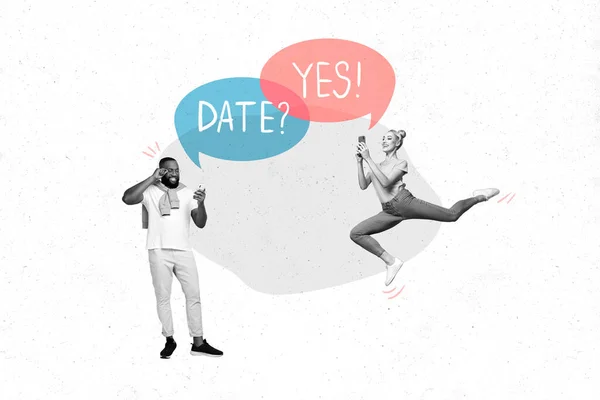 两个年轻的女朋友和男朋友在一起聊天 互相求婚 一起谈情说爱 用的是基于白色背景的Badoo应用程序 — 图库照片