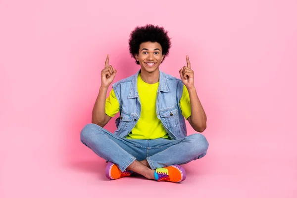 Full length photo of cheerful man wear stylish outfit arms direct empty space information news poster isolated on pink color background.
