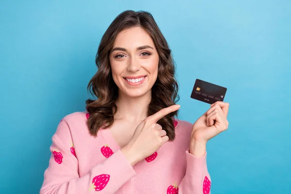 Fényképezés Portré Csinos Lány Hold Pont Hitelkártya Öltözött Stílusos Rózsaszín — Stock Fotó