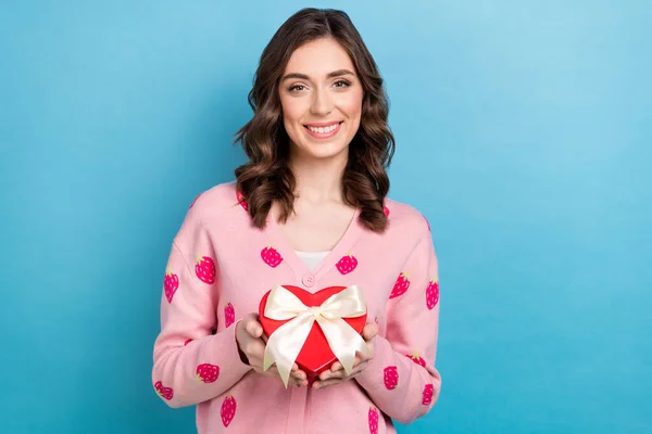 Zdjęcie Portret Atrakcyjnej Młodej Damy Nosić Różowy Nadruk Sweter Trzymać — Zdjęcie stockowe