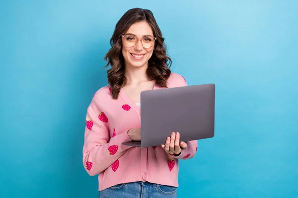 若い陽気な笑顔のビジネス女性の創造的な写真はかわいいトレンディーなピンクのシャツを身に着けています新しいメガネは青の色の背景に孤立した仕事のためのネットブックを保持 — ストック写真