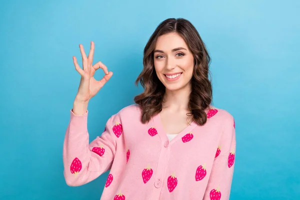 Zdjęcie Marzycielskiej Słodkiej Kobiety Nosić Różowy Sweter Uśmiechnięty Pokazując Okey — Zdjęcie stockowe